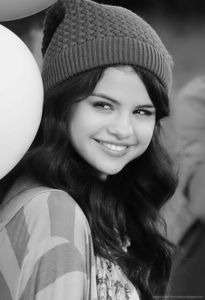 selena-gomez-and-balloons