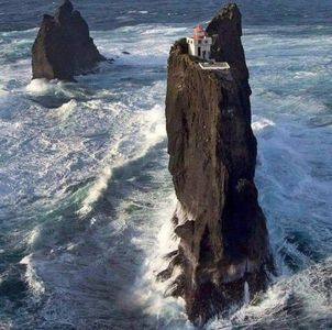 insula Þrídrangaviti - Islanda; este una dintre insulele Vestmannaeyjar;constructia a fost facuta in 1942
