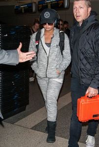 demi-lovato-at-lax-airport-in-los-angeles-01-15-2017_4