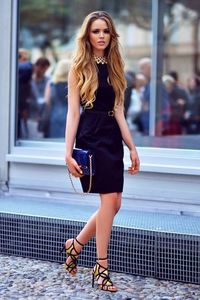 2.-navy-dress-with-gold-sandals