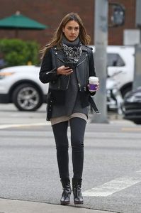 jessica-alba-out-for-coffee-in-los-angeles-01-03-2017_4