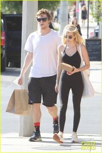 emma-roberts-evan-peters-gym-juice-food-28