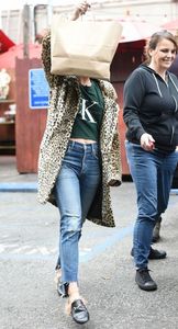 vanessa-hudgens-out-in-los-angeles-01-04-2017_1