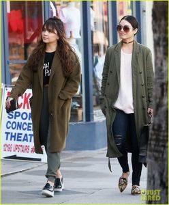 vanessa-hudgens-spends-afternoon-shopping-with-stella-06