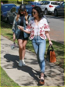vanessa-hudgens-hangs-out-with-ashley-tisdale-03