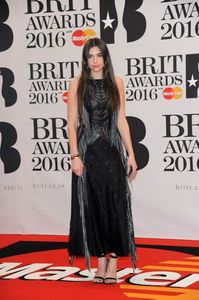 dua-lipa-3eba77ad7e10ec1594e7af3c69df05bc098e3ec6.jpg.pagespeed.ce.rg7mREWbX3