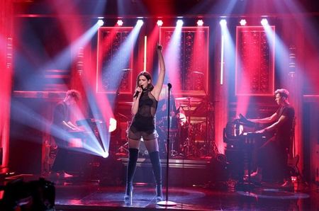 dua-lipa-performs-at-tonight-show-starring-jimmy-fallon_4