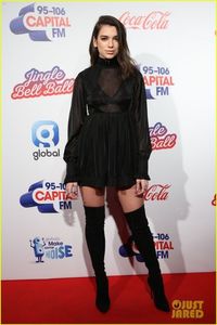 video-dua-lipa-makes-her-capital-fm-jingle-bell-ball-debut-with-sean-paul-04