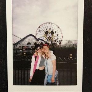 dove-cameron-sister-disneyland