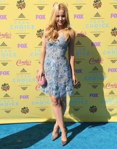 dove-cameron-teen-choice-awards-2015-01