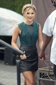 Olivia-Holt-live-episode-of-Extra-TV001