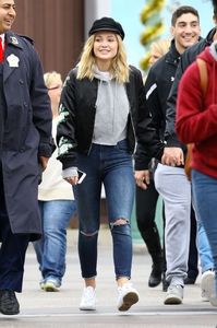 olivia-holt-with-boyfriend-at-disneyland-in-anaheim-01-04-2017_8