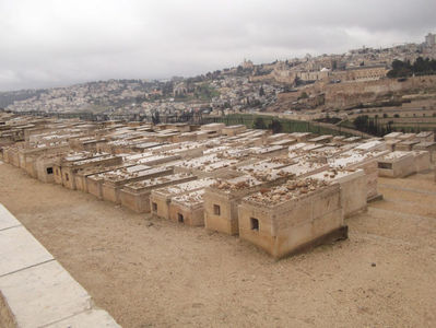pe mormintele evreilor se pun pietre