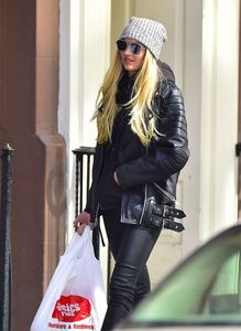 candice-swanepoel-out-shopping-in-new-york-03-16-2017_3