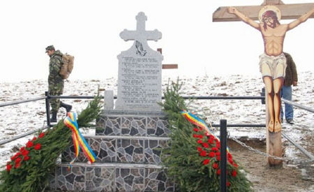 TROIȚA RIDICATĂ LA LOCUL TRAGICULUI ACCIDENT; troița ridicată la locul tragicului accident aviatic în memoria celor 9 militari decedați
