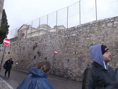 intram in cetate....zidul cartierului Armenesc