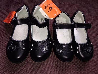 pantofi negri,noi Nr 26-15cm int; pantofi negri,noi,usori,au talonet,int piele,se inchid cu arici/scai,talpa flexibila
Nr 26-15cm int
