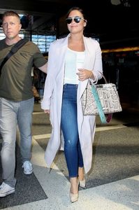 demi-lovato-at-los-angeles-international-airport-09-28-2016_4