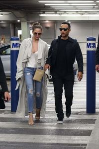 chrissy-teigen-at-airpot-in-miami-march-03-2017_105035500