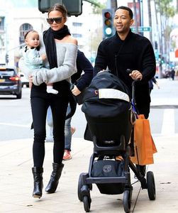 Chrissy-Teigen-Family-Shopping-KOKOTV1