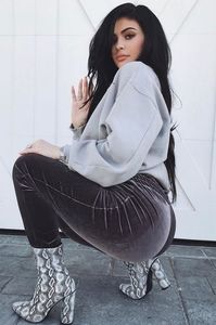 Kylie-Jenner-Instagram-2017-02-01_L0lmWVZhU3JnVkF1WHJnZ2g0cmxPRzVpbVl4cz0vMTY3eDA6ODM0eDEwMDAvNjQweD