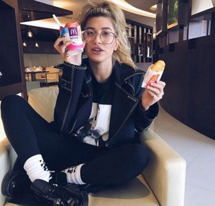 Airport-Style-Hailey-Baldwin-At-Sydney-Airport-KOKO-TV