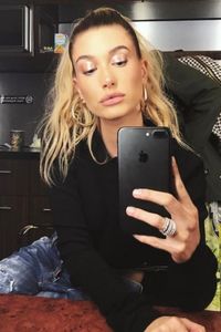 Hailey-Baldwin-@haileybaldwin-2017-03-16_L0NjUGlEc1Vab2ZBRFhDbTlxSk1FN2llSXhhaz0vMTAweDIxOjQ4OXg2MDM