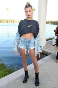 Hailey-Baldwin-@haileybaldwin-2017-04-18_LzFzWFYwUGE5YkJxek9yT2JCcmhOUGdKSmJ5az0vMHgwOjUwMHg3NTAvNjQ