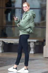 Hailey-Baldwin-Los-Angeles-2017-01-20_LzdoLUxWOFlJaUtHR1llQjZlV0lUeUp1QXFYTT0vNngwOjYyNng5MjkvNjQweD