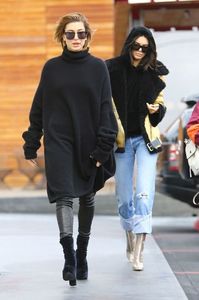 kendall-jenner-and-hailey-baldwin-out-in-west-hollywood-01-02-2017_5