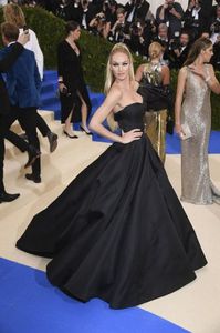 candice-swanepoel-at-2017-met-gala-in-new-york-05-750x1125