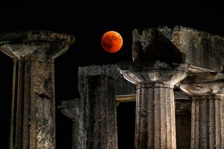 Eclipsa totala de Luna conjuncta cu Marte (Grecia); 27 iul. 2018 - poza preluata de pe net
