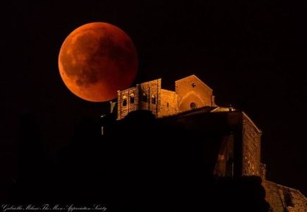 Eclipsa totala de Luna conjuncta cu Marte (Italia); 27 iul. 2018 - poza preluata de pe net
