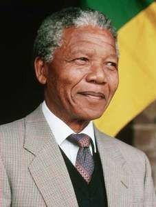 Nelson Rolihlahla Mandela; 18.7.1918-5.12.2013 ultimul erou al sec 20;presedintele africii de sud,1994-99,secretar general al Mișcarii de Nealiniere, între 1998-99;a desfiintat  apartheidul.
