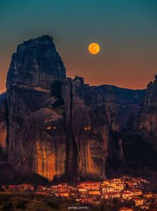 31 oct. 2020 - Full blue moon - Meteora, Grecia; Poza preluata de pe net
