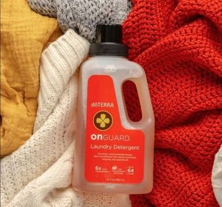 Detergentul de rufe #onguard Doterra; Detergentul de rufe #onguard Doterra este un detergent foarte concentrat, cu o putere de spălare de 6 ori mai mare decât a unui detergent obișnuit, poate ajunge până la 64 spălări, conține uleiuri ese
