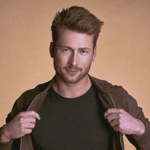 • xBarbieLandx3’s b-day twin is Glen Powell: October 21st.