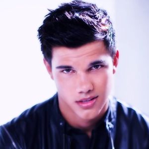 • xTheOriginalsTO is a Sagittarius and she is compatible with Aquarius.; A good match for her would be Taylor Lautner.
